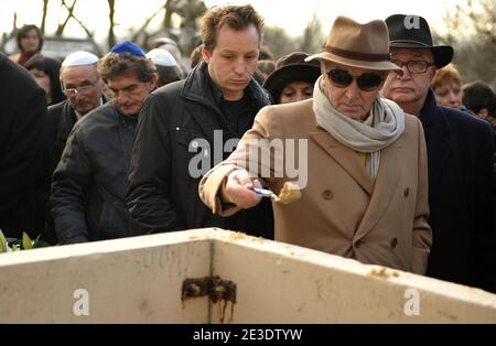 Il cantante francese Charles Aznavour rende omaggio allo stilista Ted Lapidus durante i suoi funerali al cimitero di Pere Lachaise a Parigi, in Francia, il 02 gennaio 2009. Ted Lapidus morì il 29 dicembre all'età di 79 anni in un ospedale di Cannes sulla Rivera Francese. Foto di Giancarlo Gorassini/ABACAPRESS.COM Foto Stock
