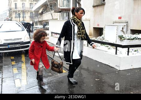 La famiglia di Rachida dati, compresa la sorella, arriva alla clinica di maternità "la Muette" a Parigi, in Francia, il 5 gennaio 2009, dove il ministro francese della Giustizia Rachida dati ha dato alla luce una bambina, il 2 gennaio. Sua figlia, Zohra, è stata consegnata 15 giorni prima dalla sezione cesarea in una clinica di maternità a Parigi. Foto di ABACAPRESS.COM Foto Stock