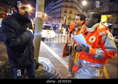 Nanou, 32 anni, senza dimora, visitata dai volontari della Croce Rossa (Croix Rouge) in strada a Parigi, Francia, il 3 gennaio 2009. Nanou vive per strada da 13 anni. Foto di Elodie Gregoire/ABACAPRESS.COM Foto Stock