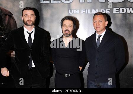 (Da sinistra a destra) l'attore Liev Schreiber, il regista statunitense Edward Zwick e l'attore britannico Daniel Craig posano durante una fotocellula per il film di Zwick 'Les insurges' il 7 gennaio 2009 a Parigi. Il film sarà pubblicato su schermi francesi il 14 gennaio 2009. Foto di Mehdi Taamallah/ABACAPRESS.COM Foto Stock