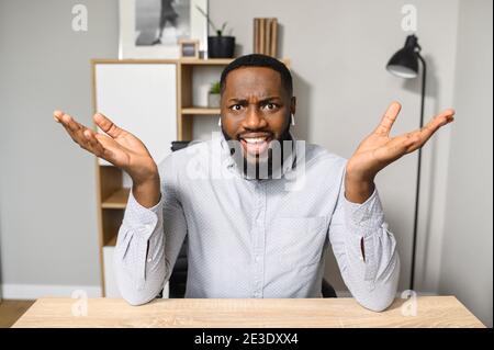 Frustrato operaio afroamericano alzando le mani in su Foto Stock