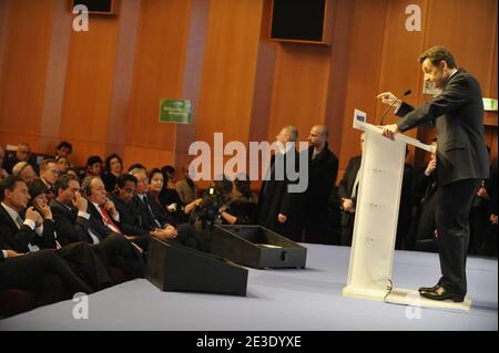 Il presidente francese Nicolas Sarkozy ha pronunciato un discorso in persenza del ministro junior per la pianificazione del futuro, la valutazione delle politiche pubbliche, E sviluppo dell'economia digitale Eric Besson, Ministro junior per gli Affari urbani Fadela Amara, Ministro del lavoro, delle relazioni con il lavoro, della famiglia e della solidarietà Xavier Bertrand e Michel Rocard durante il Simposio 'nuovo mondo, nuovo capitalismo' all'Ecole Militaire a Parigi, Francia, l'8 gennaio 2009. Foto di Elodie Gregoire/ABACAPRESS.COM Foto Stock