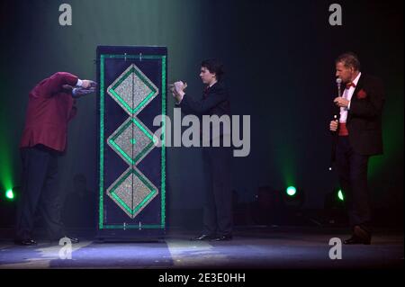 Patrick Poivre d'Arvor e Estelle Denis si esibiscono durante l'undicesima Gala De la Presse a favore della ONG "Action Innocence" al Cirque Phenix di Parigi, in Francia, il 9 gennaio 2009. Foto di Giancarlo Gorassini/ABACAPRESS.COM Foto Stock