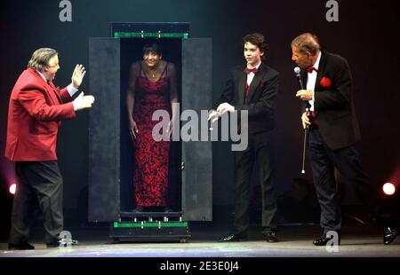 Patrick Poivre d'Arvor e Estelle Denis si esibiscono durante l'undicesima Gala De la Presse a favore della ONG "Action Innocence" al Cirque Phenix di Parigi, in Francia, il 9 gennaio 2009. Foto di Giancarlo Gorassini/ABACAPRESS.COM Foto Stock