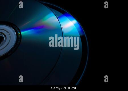 compact-disc su sfondo nero Foto Stock