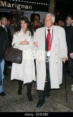 La leggenda francese Jean-Paul Belmondo e la sua nuova ragazza Barbara Gandolfi posano durante la prima del suo ultimo film, 'un homme et son chien' al teatro di te Gaumont Marignan a Parigi, Francia, il 13 gennaio 2009. Foto di Denis Guignebourg/ABACAPRESS.COM Foto Stock