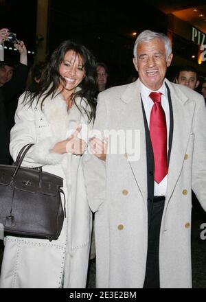 La leggenda francese Jean-Paul Belmondo e la sua nuova ragazza Barbara Gandolfi posano durante la prima del suo ultimo film, 'un homme et son chien' al teatro di te Gaumont Marignan a Parigi, Francia, il 13 gennaio 2009. Foto di Denis Guignebourg/ABACAPRESS.COM Foto Stock