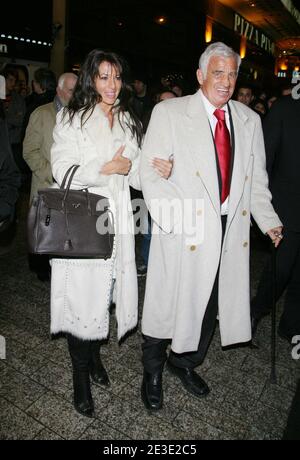 La leggenda francese Jean-Paul Belmondo e la sua nuova ragazza Barbara Gandolfi posano durante la prima del suo ultimo film, 'un homme et son chien' al teatro di te Gaumont Marignan a Parigi, Francia, il 13 gennaio 2009. Foto di Denis Guignebourg/ABACAPRESS.COM Foto Stock