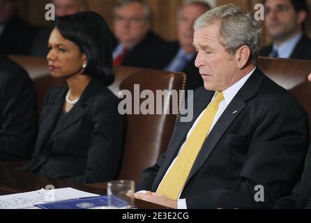 Il Presidente DEGLI STATI UNITI George W. Bush siede a fianco del Segretario di Stato Condoleezza Rice mentre tiene il suo ultimo incontro di Gabinetto nella Sala del Gabinetto alla Casa Bianca a Washington, DC., USA il 13 gennaio 2009. Foto di Olivier Douliery/ABACAPRESS.COM Foto Stock