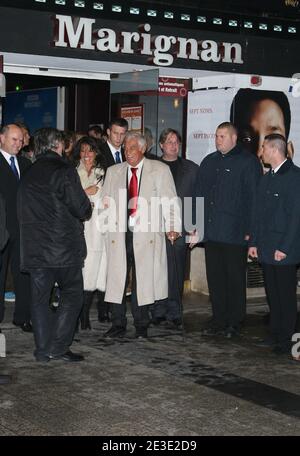 La leggenda francese Jean-Paul Belmondo e la sua nuova ragazza Barbara Gandolfi posano durante la prima del suo ultimo film, 'un homme et son chien' al teatro di te Gaumont Marignan a Parigi, Francia, il 13 gennaio 2009. Foto di Denis Guignebourg/ABACAPRESS.COM Foto Stock