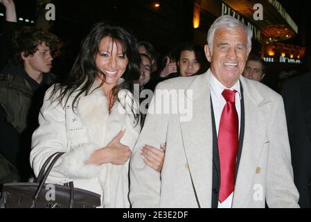 La leggenda francese Jean-Paul Belmondo e la sua nuova ragazza Barbara Gandolfi posano durante la prima del suo ultimo film, 'un homme et son chien' al teatro di te Gaumont Marignan a Parigi, Francia, il 13 gennaio 2009. Foto di Denis Guignebourg/ABACAPRESS.COM Foto Stock