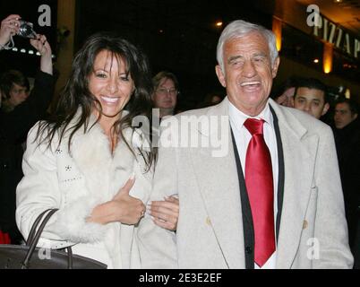 La leggenda francese Jean-Paul Belmondo e la sua nuova ragazza Barbara Gandolfi posano durante la prima del suo ultimo film, 'un homme et son chien' al teatro di te Gaumont Marignan a Parigi, Francia, il 13 gennaio 2009. Foto di Denis Guignebourg/ABACAPRESS.COM Foto Stock