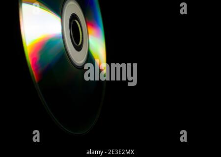 compact-disc su sfondo nero Foto Stock