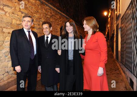 Il primo ministro britannico Gordon Brown, il presidente francese Nicolas Sarkozy, la moglie Carla e la moglie del primo ministro britannico Sarah Brown si pongono prima di una cena privata a casa di Carla Bruni Sarkozy a Parigi, in Francia, il 14 gennaio 2009. Foto di Jacques Witt/piscina/ABACAPRESS.COM Foto Stock