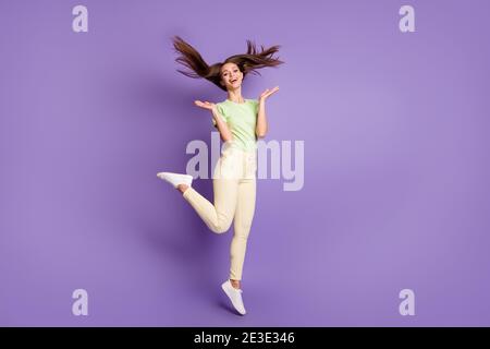 Vista completa del corpo della sua bella lei attraente bella allegra allegria bella ragazza felice saltando divertirsi festeggiando isolato luminoso Foto Stock