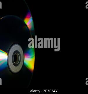 compact-disc su sfondo nero Foto Stock