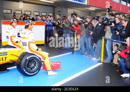 I piloti di Formula uno della Renault Fernando Alonso (L) e Nelson Piquet (R) posano per una foto dopo aver svelato la nuova R29 all'autodromo di Algarve, in Portogallo, il 19 gennaio 2009. Foto di Gonzalo Ocampos/ABACAPRESS.COM Foto Stock