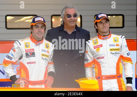 I piloti di Formula uno della Renault Fernando Alonso (L) e Nelson Piquet (R) si pongono per una foto con l'amministratore delegato del team Renault F1 Flavio Briatore, dopo aver svelato la nuova vettura R29 all'autodromo di Algarve, in Portogallo, il 19 gennaio 2009. Foto di Gonzalo Ocampos/ABACAPRESS.COM Foto Stock