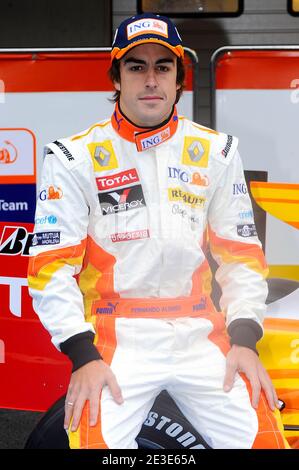 I piloti di Formula uno della Renault Fernando Alonso si pone per una foto dopo aver svelato la nuova R29 all'autodromo di Algarve, in Portogallo, il 19 gennaio 2009. Foto di Gonzalo Ocampos/ABACAPRESS.COM Foto Stock