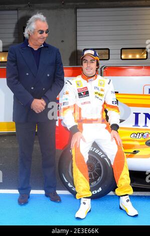 I piloti di Formula uno della Renault Fernando Alonso e l’Amministratore Delegato del team Renault F1 Flavio Briatore pongono dopo aver svelato la nuova R29 all’autodromo di Algarve, in Portogallo, il 19 gennaio 2009. Foto di Gonzalo Ocampos/ABACAPRESS.COM Foto Stock