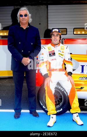 I piloti di Formula uno della Renault Fernando Alonso e l’Amministratore Delegato del team Renault F1 Flavio Briatore pongono dopo aver svelato la nuova R29 all’autodromo di Algarve, in Portogallo, il 19 gennaio 2009. Foto di Gonzalo Ocampos/ABACAPRESS.COM Foto Stock