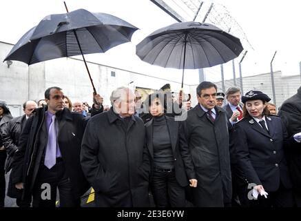 L'ex Ministro francese della Giustizia Pascal Clement, il Ministro della Giustizia Rachida dati, il primo Ministro Francois Fillon e il Direttore Isabelle Chailloux inaugurano la nuova prigione a Roanne, in Francia, il 19 gennaio 2009. Foto di Christophe Guibbaud/ABACAPRESS.COM Foto Stock