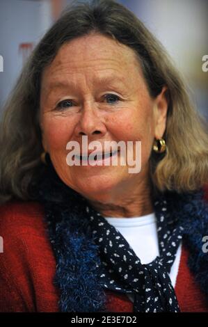 Joan Helbling, di Honolulu, un ex insegnante del presidente degli Stati Uniti Barack Obama quando stava frequentando la scuola di Punahou nelle Hawaii dopo aver guardato in TV la cerimonia di inaugurazione del presidente americano Barack Obama alla scuola d'affari americana a Parigi, Francia il 20 gennaio 2009. Foto di Mousse/ABACAPRESS.COM Foto Stock