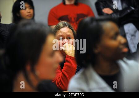 Joan Helbling, di Honolulu, un ex insegnante del presidente degli Stati Uniti Barack Obama quando stava frequentando la scuola di Punahou nelle Hawaii, siede tra gli studenti mentre guarda la cerimonia di inaugurazione del presidente americano Barack Obama in arrivo alla scuola di affari americana a Parigi, Francia il 20 gennaio 2009. Foto di Mousse/ABACAPRESS.COM Foto Stock