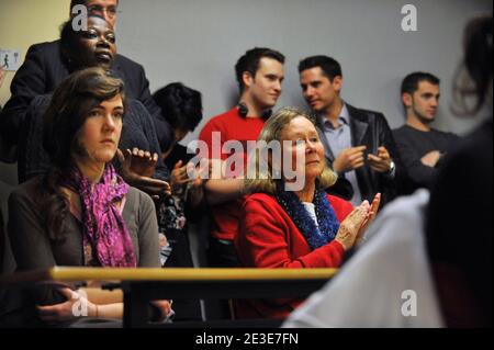 Joan Helbling, di Honolulu, un ex insegnante del presidente degli Stati Uniti Barack Obama quando stava frequentando la scuola di Punahou nelle Hawaii, siede tra gli studenti mentre guarda la cerimonia di inaugurazione del presidente americano Barack Obama in arrivo alla scuola di affari americana a Parigi, Francia il 20 gennaio 2009. Foto di Mousse/ABACAPRESS.COM Foto Stock