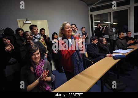 Joan Helbling, di Honolulu, un ex insegnante del presidente degli Stati Uniti Barack Obama quando stava frequentando la scuola di Punahou nelle Hawaii, siede tra gli studenti mentre guarda la cerimonia di inaugurazione del presidente americano Barack Obama in arrivo alla scuola di affari americana a Parigi, Francia il 20 gennaio 2009. Foto di Mousse/ABACAPRESS.COM Foto Stock