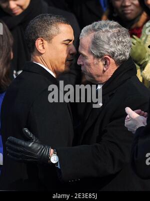 Il presidente degli Stati Uniti Barack Obama abbracca il presidente uscente George W. Bush dopo aver preso il giuramento di Ufficio dalla Corte Suprema capo di giustizia John Roberts per diventare il 44° presidente degli Stati Uniti e il primo afroamericano eletto, durante le cerimonie di inaugurazione su Capitol Hill a Washington, D.C., USA il 20 gennaio 2009. Foto di Douliery/Hahn/ABACAPRESS.COM Foto Stock