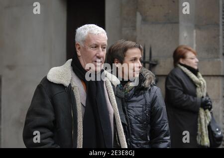 Stephane Collaro et sa compagne quittent l'eglise de Saint-Germain des pres apres une messe en hommage au chanteur Carlos a Paris le 21 gennaio 2009. Foto Antoine Cau/ABACAPRESS.COM Foto Stock