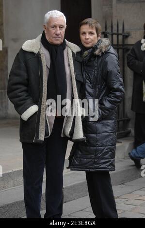 Stephane Collaro et sa compagne quittent l'eglise de Saint-Germain des pres apres une messe en hommage au chanteur Carlos a Paris le 21 gennaio 2009. Foto Antoine Cau/ABACAPRESS.COM Foto Stock