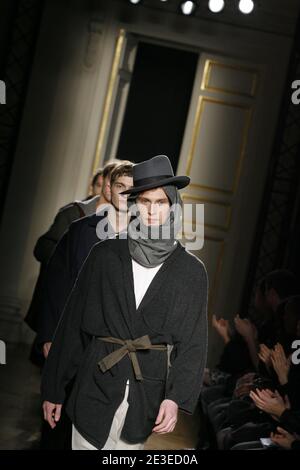I modelli presentano le creazioni dello stilista tedesco Tillmann Lauterbach per la sua sfilata Menswear Autunno/Inverno 2009/2010 a Parigi, Francia, il 24 gennaio 2009. Foto di Alain Gil-Gonzalez/ABACAPRESS.COM