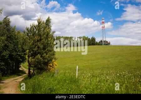 Torre di comunicazione - trasmettitore e torre di osservazione nei prati. Bella giornata di primavera. Foto Stock