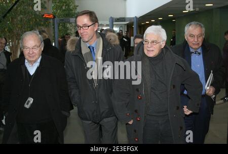 Le dessinateur Sine, ne Maurice Sinet, arrivo en compagnie de ses tÀmoins, Guy Bedos, artiste et dÀlÀguÀ de la Ligue des Droits de lÍHomme, et son avocat MaÀtre Dominique Tricaud au Tribunal de Lyon, France le 27 janvier 2009. La Licra porte plainte contre le dessinateur pour incitation à la haine raciale. Foto di Vincent Dargent/ABACAPRESS.COM Foto Stock