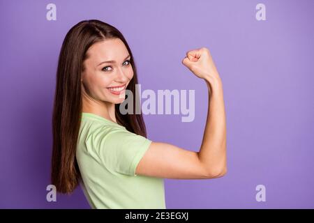 Primo piano profilo vista laterale ritratto della sua bella lei attraente bella forte allegra ragazza allegra che dimostra palestra bicipite praticando isolato luminoso Foto Stock