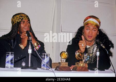 Milli Vanilli, Fab Morvan e Rob Pilatus, in una conferenza stampa annunciano che ritorneranno i loro Grammy Awards dopo aver confessato di risincronizzare le loro canzoni il 20 novembre 1990 Credit: Ralph Dominguez/MediaPunch Foto Stock