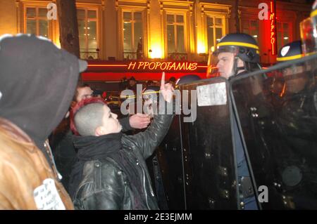 Riots Place de l'Opera, al termine della marcia di protesta a Parigi, in Francia, il 29 gennaio 2009. Le manifestazioni sono state il punto forte di uno sciopero di un giorno a livello nazionale, convocato dagli otto principali sindacati francesi per cercare di persuadere il presidente Nicolas Sarkozy e i leader economici a fare di più per aiutare la gente comune a superare la crisi economica. Foto di Alain Apaydin/ABACAPRESS.COM Foto Stock