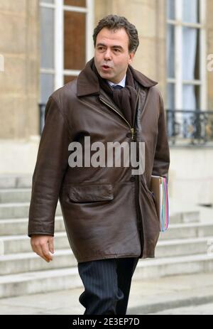 Ministro francese junior per l'industria e i consumatori, il portavoce del governo Luc Chatel lascia il consiglio dei ministri all'Elysee Palace di Parigi, in Francia, il 04 febbraio 2009. Foto di Giancarlo Gorassini/ABACAPRESS.COM Foto Stock