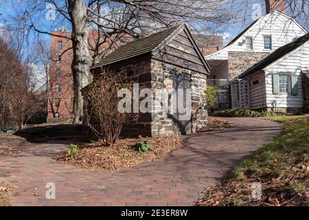 Una casa per fumatori di riproduzione costruita nel 1916 sulla terra del Dyckman Farmhouse Museum, una casa colonica olandese americana conservata nel nord di Manhattan Foto Stock