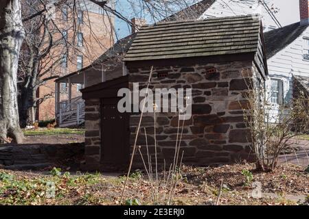 Vista laterale di un fumetto riproduzione costruito nel 1916 sulla terra del Dyckman Farmhouse Museum, un casale coloniale olandese americano conservato a Nort Foto Stock