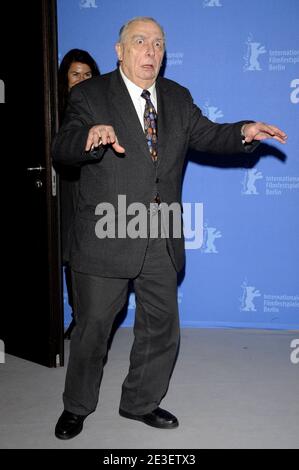 Il regista francese Claude Chabrol si pone durante la fotocellula per il suo film 'Bellamy' presentato fuori concorso nella sezione 'Berlinale Special' al 59th Berlinale Film Festival di Berlino il 7 febbraio 2009. La Berlinale si svolgerà dal 5 al 15 febbraio 2009 con 18 produzioni che si aggiudica l'ambitissimo Orso d'Oro per la migliore foto che si terrà il 14 febbraio. Foto di Mehdi Taamallah/ABACAPRESS.COM Foto Stock