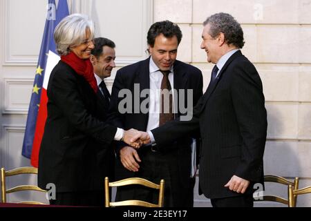 Il ministro francese dell'economia Christine Lagarde, il presidente Nicolas Sarkozy, il ministro junior dell'industria e dei consumatori, il portavoce del governo Luc Chatel e l'amministratore delegato di PSA (PEUGEOT-CITROEN) Christian Streiff durante la firma di un accordo con i costruttori automobilistici francesi presso l'Elysee Palace, a Parigi, Francia, il 9 febbraio 2009. Foto di Pierre Hounsfield/piscina/ABACAPRESS.COM Foto Stock