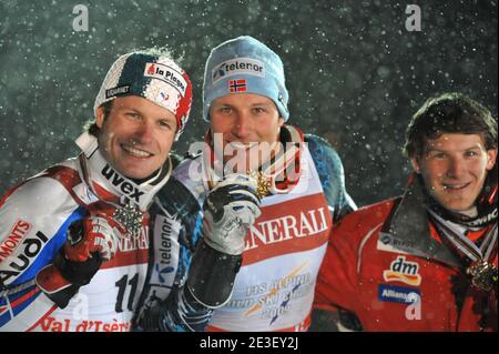 Julien Lizeroux di Francia prende 2° posto, Aksel lund Svindal di Norvegia 1° posto, Natko Zrncic-Dim di Croazia 3° posto posa sul podio dopo l'evento Men's Super Combined tenutosi ai Campionati Mondiali di Sci sul corso Face de Solaise in Val d'Isere, Alpi francesi, Francia il 9 febbraio 2009. Foto di Thierry Orban/ABACAPRESS.COM Foto Stock