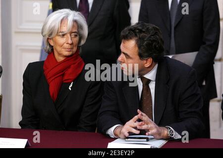 Il ministro francese dell'Economia Christine Lagarde e il ministro junior dell'industria e dei consumatori, portavoce del governo Luc Chatel durante la firma di un accordo con i costruttori di automobili francesi presso l'Elysee Palace, a Parigi, in Francia, il 9 febbraio 2009. Foto di Pierre Hounsfield/piscina/ABACAPRESS.COM Foto Stock