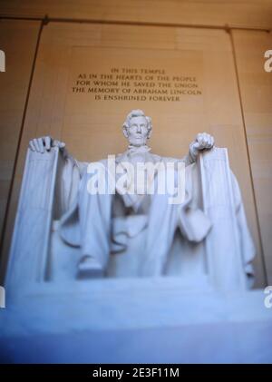 La statua del 16° presidente degli Stati Uniti Abraham Lincoln è vista all'interno del Lincoln Memorial il 12 febbraio 2009 a Washington, DC. La Commissione Bicentennale di Abraham Lincoln ha ospitato cerimonie in onore del 200° anniversario della nascita di Lincoln. Foto di Olivier Douliery/ABACAPRESS.COM Foto Stock