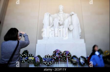 La statua del 16° presidente degli Stati Uniti Abraham Lincoln è vista all'interno del Lincoln Memorial il 12 febbraio 2009 a Washington, DC. La Commissione Bicentennale di Abraham Lincoln ha ospitato cerimonie in onore del 200° anniversario della nascita di Lincoln. Foto di Olivier Douliery/ABACAPRESS.COM Foto Stock