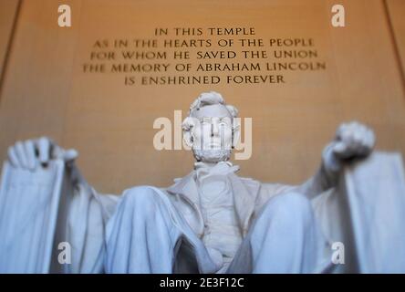 La statua del 16° presidente degli Stati Uniti Abraham Lincoln è vista all'interno del Lincoln Memorial il 12 febbraio 2009 a Washington, DC. La Commissione Bicentennale di Abraham Lincoln ha ospitato cerimonie in onore del 200° anniversario della nascita di Lincoln. Foto di Olivier Douliery/ABACAPRESS.COM Foto Stock