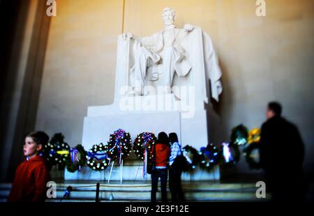 La statua del 16° presidente degli Stati Uniti Abraham Lincoln è vista all'interno del Lincoln Memorial il 12 febbraio 2009 a Washington, DC. La Commissione Bicentennale di Abraham Lincoln ha ospitato cerimonie in onore del 200° anniversario della nascita di Lincoln. Foto di Olivier Douliery/ABACAPRESS.COM Foto Stock